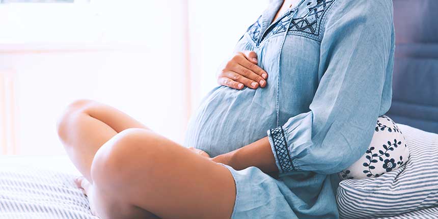 Schwangere Frau hält Ihren Bauch