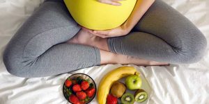 Schwangere mit Obst