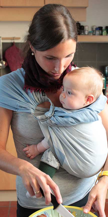 Baby im Ring Sling