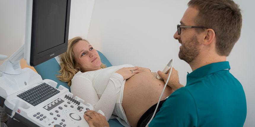Dr. Georg Froese macht einen Schwangerenultraschall